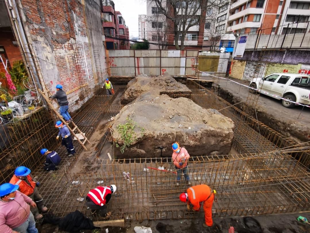 Cuadrilla instalando enfierradura de fundación