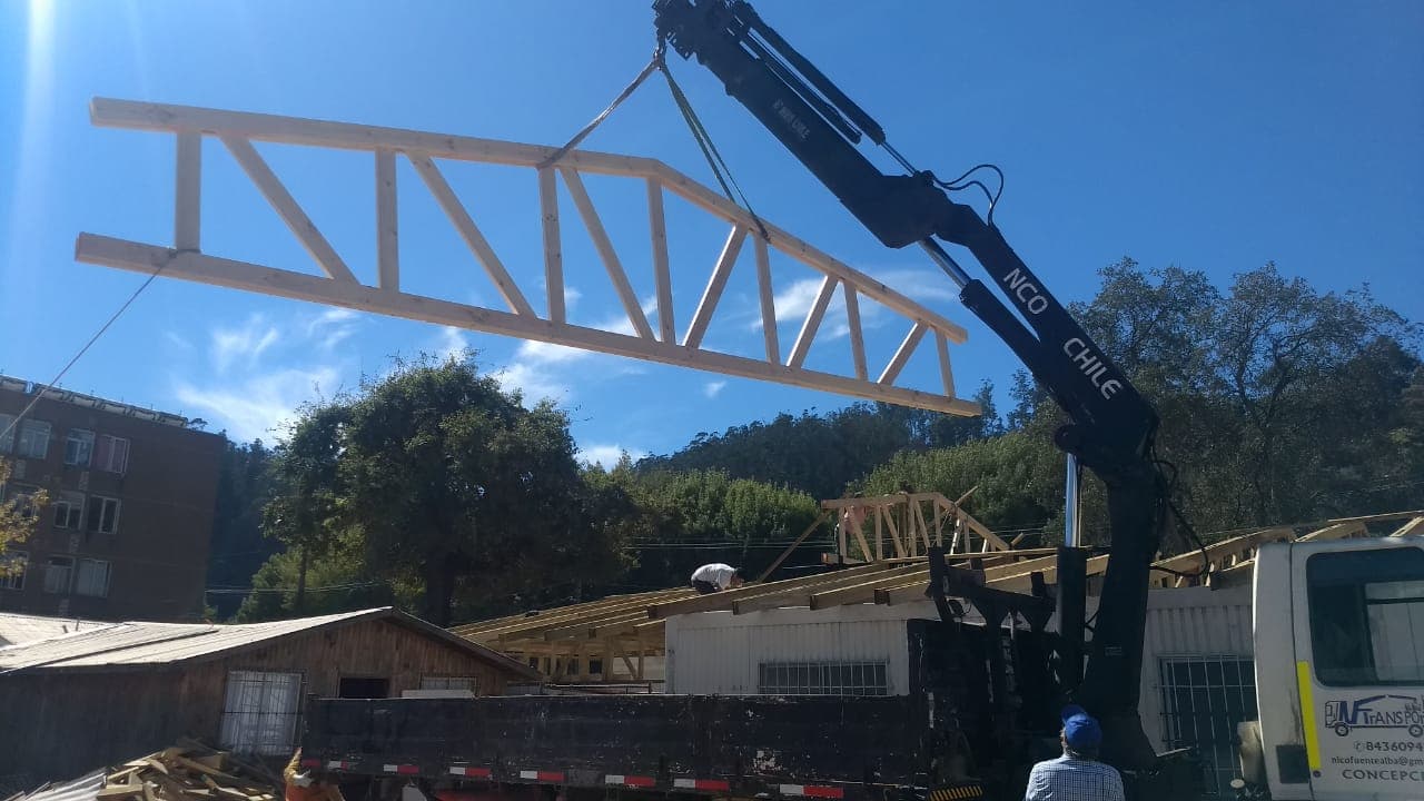 Montaje de cercha metálica con grúa en el CIAM Pedro de Valdivia