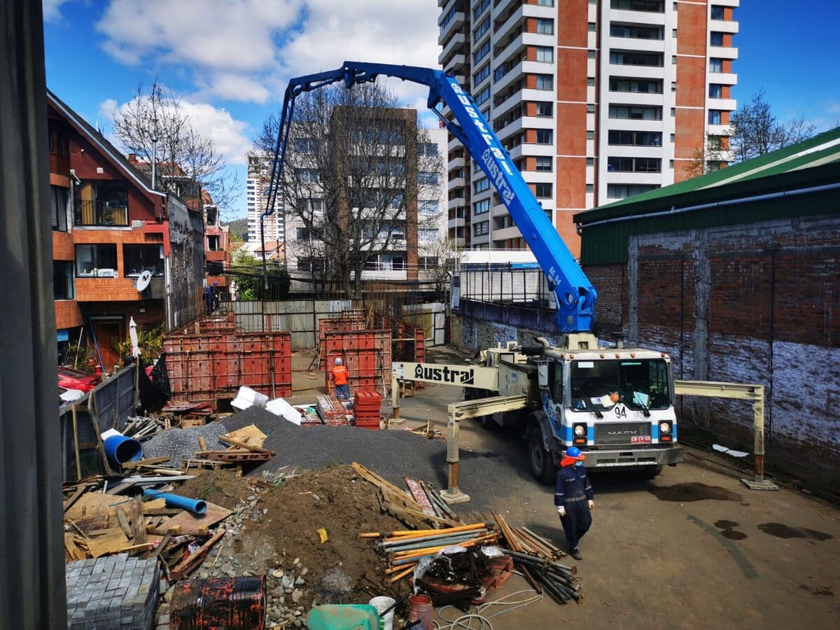 Camión bomba hormigonando en obra