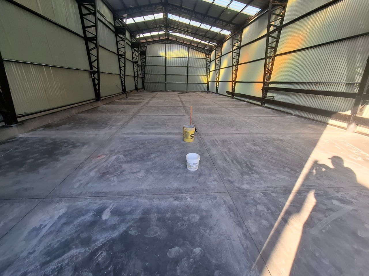 Radier pulido en nave industrial con lucernarios