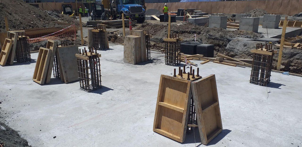 Radier con moldajes y arranques de columnas con pernos