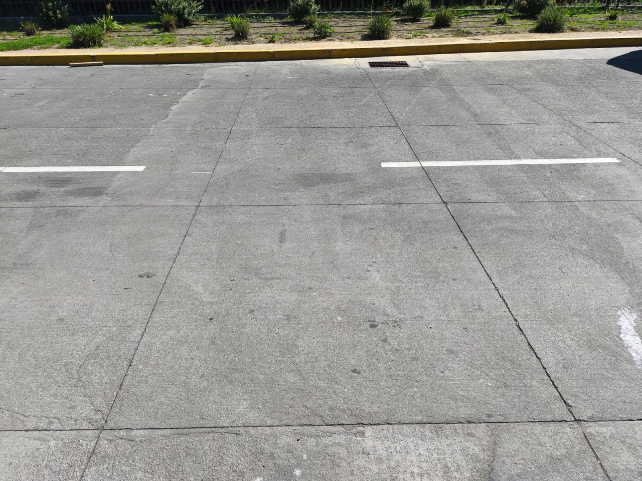 Pavimento exterior terminado con juntas y demarcación vial blanca