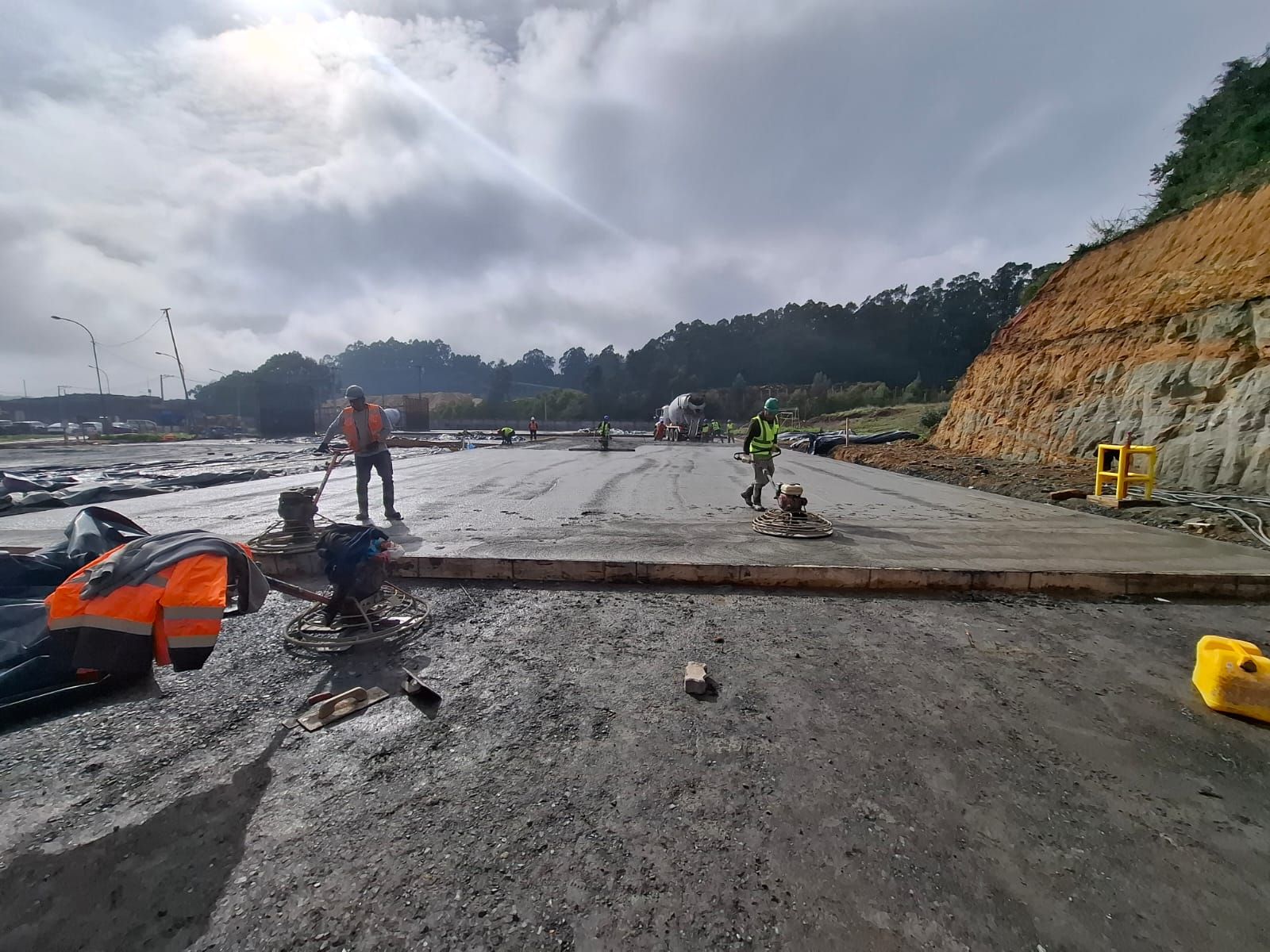 Helicópteros de acabado trabajando el pavimento