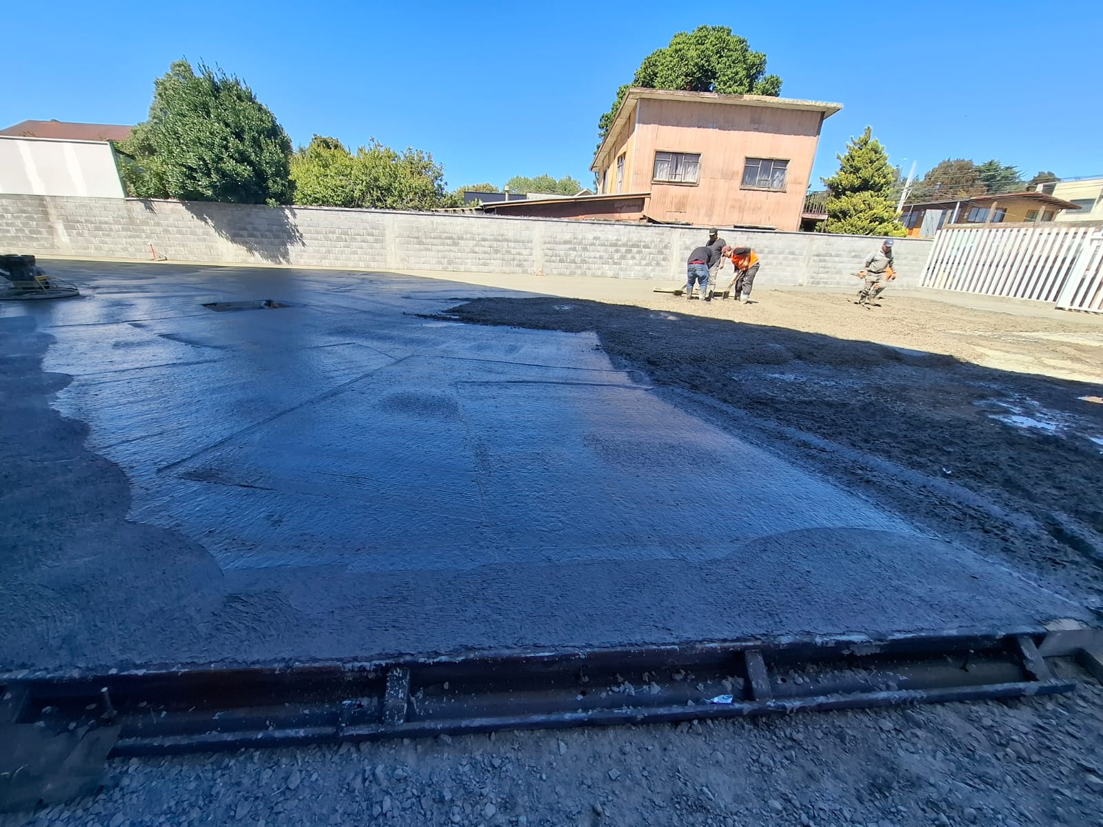 Vaciado de hormigón desde mixer en patio residencial